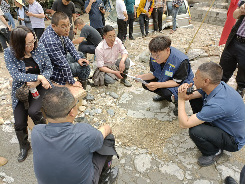 汛期督導(dǎo)專業(yè)技術(shù)人員張謙向竇孝解市長匯報白灣鄉(xiāng)大石凼村泥石流災(zāi)害情況（馬爾康辦事處）_副本